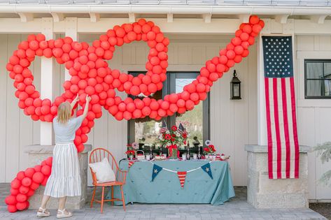 4TH OF JULY PARTY IDEAS FOR THE BEST PATRIOTIC PICNIC – Bonjour Fête Forth Of July Decorations Diy Easy, 4th Of July Photoshoot Ideas, America Birthday Party, Americana Party, Inauguration Party, Fouth Of July Crafts, Patriotic Picnic, 4th Of July Party Ideas, Berry Desserts