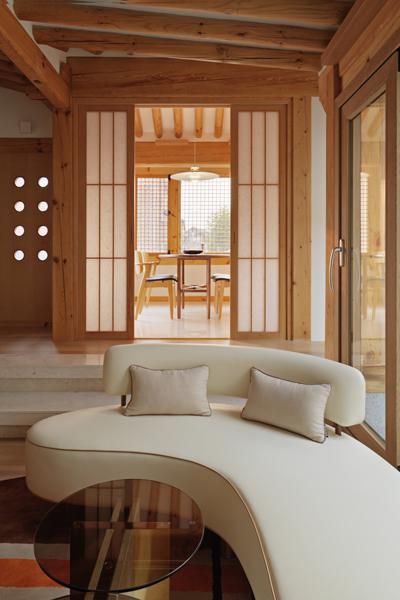 Hanok Interior Design, Modern Hanok Interior, Modern Hanok House, Hanok Interior, Hanok House Aesthetic, Hanok House Bedroom, Korean Hanok Interior, Korean Hanok House, Modern Hanok Architecture