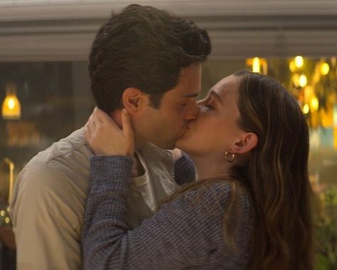 Joe and Love Scott Michael Foster, Love Quinn, Thirteen Movie, Joe Goldberg, Victoria Pedretti, Elizabeth Lail, Penn Badgley, Movie Couples, Kissing Couples