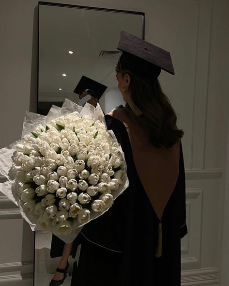 Aesthetic Cap And Gown Pictures, Graduation Girl Aesthetic, Masters Graduation Aesthetic, Graduation Day Aesthetic, Graduation Vision Board, Bachelor Degree Graduation, University Graduation Aesthetic, Degree Aesthetic, Graduation Party Ideas Aesthetic