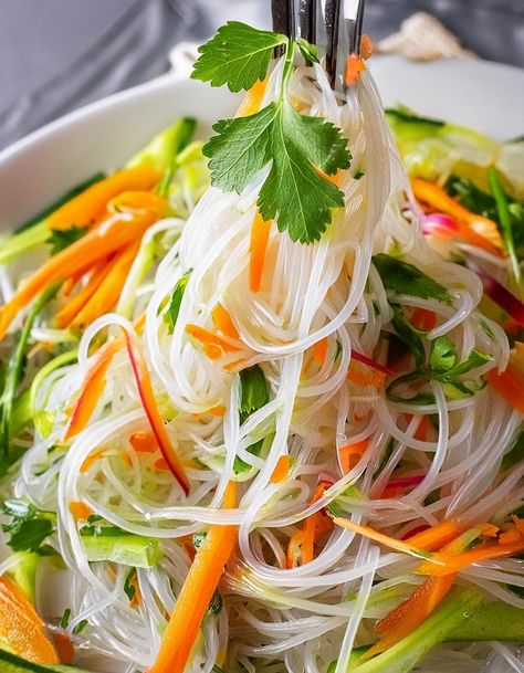 Experience the refreshing zing of Vietnamese Noodle Salad, a perfect harmony of tangy, savoury flavours mingled with fresh herbs and vegetables. This Cookie Truffles Recipe, Spicy Asian Noodles, Vietnamese Noodle Salad, Easy Vietnamese Recipes, Vegetarian Pho, Cookie Truffles, Noodle Salad Cold, Rice Noodle Recipes, Asian Noodle Salad