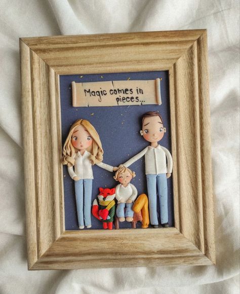 Clay Family Portraits, Polymer Clay People Easy, Refractory Clay, Polymer Clay Decor, Polymer Clay People, Best Friend Family, Family Frame, Clay Decor, Polymer Project