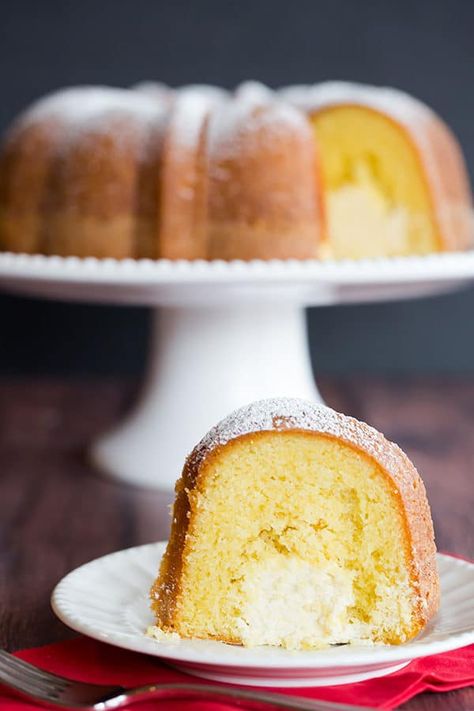 Twinkie Bundt Cake - This homemade Bundt version of the popular Twinkie dessert features a vanilla pound cake with a tunnel of that glorious cream filling! Filled Bundt Cake, Twinkie Desserts, Twinkie Cake, Vanilla Pound Cake, Inside Cake, Bundt Cake Recipes, Cream Filling, Cake Fillings, Almond Cake