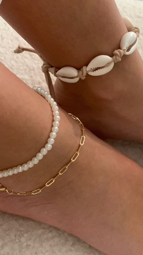 Beach Jewellery Aesthetic, Beach Set Up Aesthetic, Summer Anklets Aesthetic, Beach Aesthetic Jewelry, Beachy Jewelry Aesthetic, Anklets Aesthetic, Anklet Aesthetic, Aesthetic Anklets, Beach Accessories Jewelry