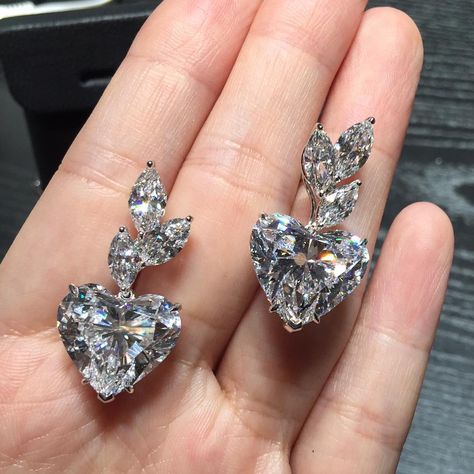 Earrings,#platinum <3 Diamonds Heart Shaped Diamond Earrings, Diamond Earrings Indian, Diamonds Earrings, Diamond Earrings Design, Ig Account, Solitaire Earrings, Diamond Eyes, Luxury Jewellery, Jewelry Post