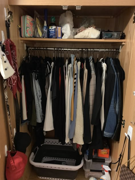 Dorm Closet Organization Ideas, College Closet Organization, Soft Room Decor, College Dorm Closet, Dorm Closet Organization, Dorm Room Closet, Closet Dorm, College Dorm Inspo, Dorm Closet