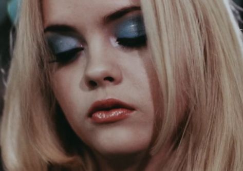 Buffalo ‘66 (1998) dir. Vincent Gallo Blue Eyeshadow Makeup, Buffalo 66, Vincent Gallo, Blue Eyeshadow Looks, Christina Ricci, Blue Eyeshadow, Tv Girls, Eyeshadow Looks, Eyeshadow Makeup