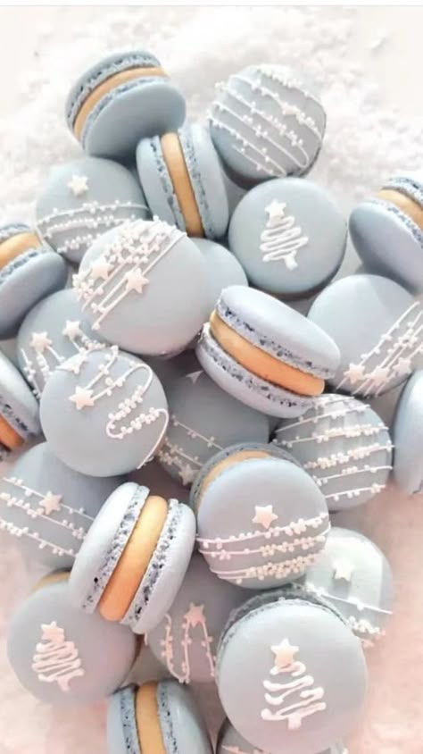 Macaron Decoration, Salted Caramel Macarons, Caramel Macarons, French Macaroon Recipes, Christmas Bakes, Christmas Macarons, Xmas Baking, Macaron Flavors, Xmas Treats