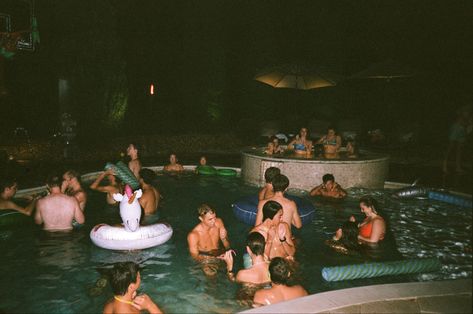 Rich Pool Party Aesthetic, Island Party Aesthetic, Mediator Aesthetic, 80s House Party, Memory Lane Aesthetic, 80s Party Aesthetic, Party On Film, Malibu Renasce, Pool Party Aesthetic