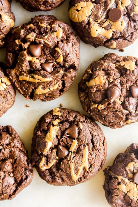 Thick and brownie-like chocolate peanut butter cookies Double Chocolate Chip Cookies, Chocolate Peanut Butter Cookies, Cooking Chocolate, Buttery Cookies, Triple Chocolate, Chocolate Peanuts, Cookies Ingredients, Peanut Butter Cookies, Chocolate Cookies