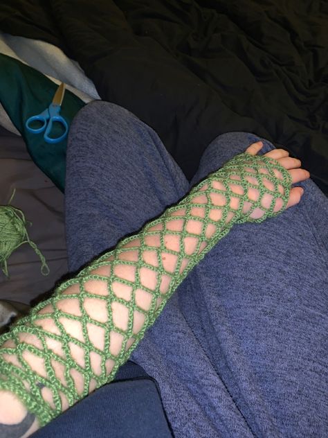 Crochet Arm Accessories, Crochet Fishnet Pattern Free, Crochet Fishnet Gloves, Cosplay Crochet, Crochet Cosplay, Witchy Crochet, Fishnet Crochet, Crochet Fishnet, Crochet Arm Warmers