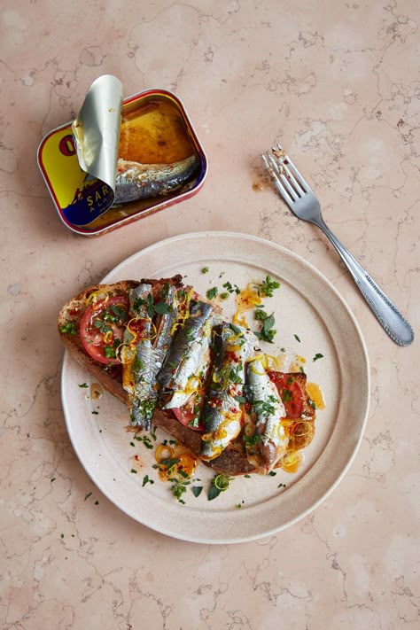 Sardines On Toast Recipe, Recipes For One Person, Sardine Toast, Sill Recept, Oily Fish, One Person Meals, Sardine Recipes, Recipes For One, Dried Chillies