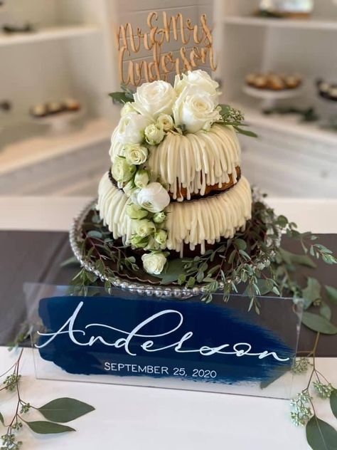 3 Tier Bundt Wedding Cake, Bundt Cake Decorating Ideas Wedding, Decorated Pound Cake, Pound Cake Wedding Cake, Wedding Pound Cake, Bundt Cake Wedding Display, Nothing Bundt Cake Wedding, Decorated Bundt Cakes, Bundt Cake Wedding