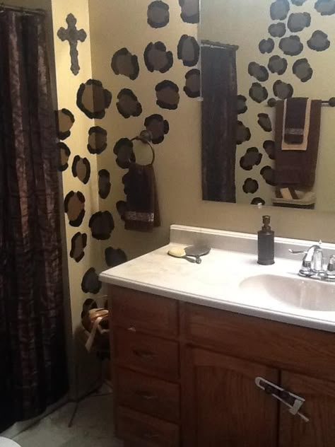 hand painted cheetah spots. Wouldn't this be awesome!? If only our boys would allow this. Cheetah Bathroom Decor, Cheetah Bathroom, Cheetah Print Bathroom, Bathroom Funky, Zebra Bathroom Decor, Zebra Print Bathroom, Leopard Bathroom, Leopard Print Bathroom, Zebra Bathroom