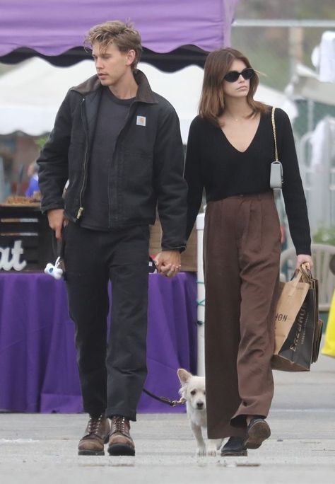 Actor Off Duty Style, Austin Butler Carhartt, Austin Butler Street Style, Carhartt Pants Outfit Men, Austin Butler Style, Carhartt Outfit Men, Carhartt Pants Outfit, Austin Butler And Kaia Gerber, Kaia Gerber Street Style