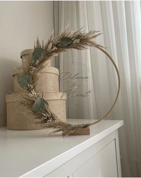 Floral Hoop Centerpiece Pampas, Hula Hoop Boho Decoration, Pampas Grass Hoop Centerpiece, Joanna Gaines Diy Projects, Floral Ring Wedding Centerpieces, Gold Wire Centerpieces, Metal Ring Decor, Gala Table Centerpieces, Dekoring Diy