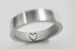 A wedding ring that leaves a tiny imprint on your finger. Unusual Rings Design, Unusual Rings, Cool Ideas, Modern Ring, Put A Ring On It, Cute Rings, Love Is In The Air, Cool Stuff, Bored Panda