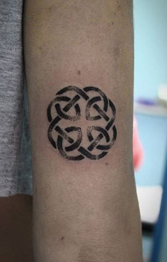 Simple Celtic Knot Tattoo, Celtic Dara Knot Tattoo, Celtic Knot Tattoo Men, Shield Knot Tattoo, Celtic Knots And Meanings, Irish Knot Tattoo, Celtic Love Knot Tattoo, Dara Knot Tattoo, Celtic Cross Tattoo For Men