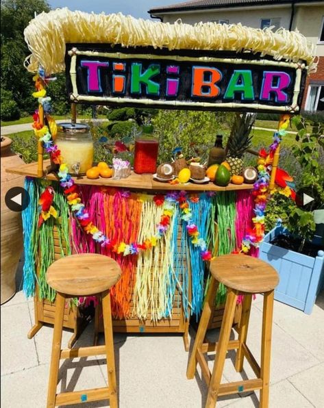 Build A Home Bar, Bamboo Cafe, Hawaii Birthday Party, Tikki Bar, Garden Bar Ideas, Home Bar Ideas, Caribbean Party, Hawaii Theme, Aloha Party