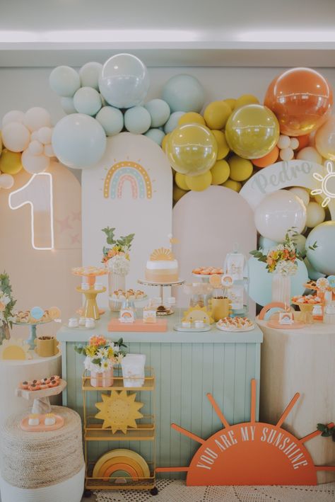 Festa tema sol. Festa tema sunshine. Festa 1 ano bebê. Festa 1 ano menino. Sunshine First Birthday, Sunshine Birthday Parties, Simple Birthday Party, Sunshine Baby Showers, Sunshine Birthday, 1st Birthday Themes, Birthday Party Theme Decorations, First Birthday Party Themes, First Birthday Themes