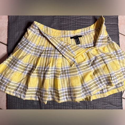 Yellow skirt outfit