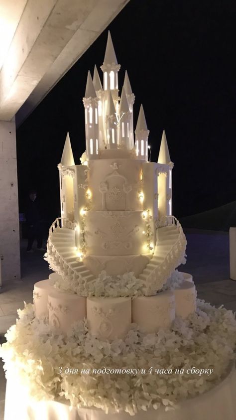 Sleeping Beauty Wedding Cake, Cinderella Inspired Wedding Cake, Wedding Cake Ideas Elegant, Castle Cakes Wedding, Wedding Cake Cinderella, Princess Wedding Cake Fairy Tales, Disney Castle Wedding Cake, Castle Wedding Cake, Sleeping Beauty Wedding