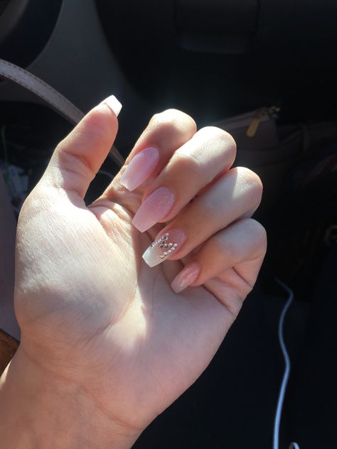 White Nails With M Initial, Nails That Have Initials, Letter Nails Designs, Nails With An E Initial, Pink Initial Nails, Letter M On Nails, Letter M Nails, Nails Letras, Nails With M Initials Acrylic