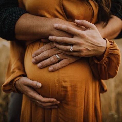 Vom Avea Un Copil, Fall Maternity Photos, Maternity Photography Poses Outdoors, Outdoor Maternity Photos, Maternity Photography Poses Couple, Pregnancy Photos Couples, Maternity Photography Outdoors, Maternity Photography Poses Pregnancy Pics, Couple Pregnancy Photoshoot