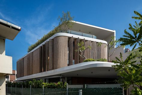 wallflower wraps house in singapore in a bamboo veil of operable screens Bamboo House Design, Bamboo Architecture, Screen House, Tropical Architecture, Bamboo House, Tropical House, Contemporary Living Spaces, Tropical Houses, Architect House