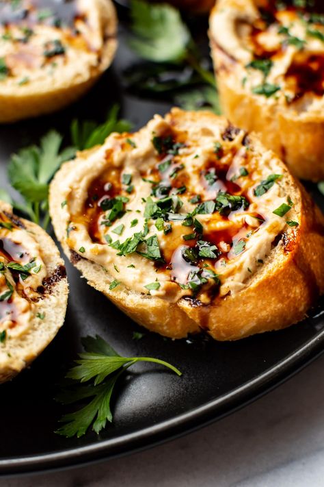 This baguette crostini appetizer with hummus and a balsamic glaze is super simple and fast to make. Great for easy summer entertaining! Crustini Appetizers Garlic, Fancy Crostini, Crustini Appetizers Summer, Vegetarian Tea Sandwiches, Baguette Crostini, Hummus Crostini, Light Summer Appetizers, Appetizers Light, Baguette Appetizer