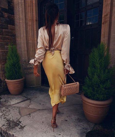 @lornaluxe ❤️ via @_luxury_fashion_style ❤️ Bar Dress Outfits Night, Satin Skirt Street Style, Date Night Outfits, Paris Mode, Silk Outfit, Street Style Trends, Evening Outfits, Skirt Outfit, Satin Skirt