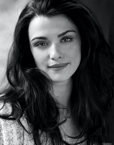 Women We Love – Rachel Weisz (27 Photos) - Suburban Men Rachel Weisz 90s, Rachel Weiss, Stars D'hollywood, Rachel Weisz, Ewan Mcgregor, Actrices Hollywood, Daniel Craig, 인물 사진, White Photo