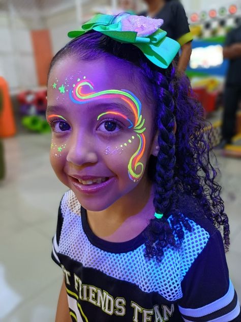 Glow In Dark Face Paint, Simple Neon Face Paint, Black Light Face Paint Ideas, Jelly Fish Face Painting, Easy Neon Face Paint Ideas, Neon Uv Makeup, Easy Festival Face Paint, Glow Party Face Paint Ideas, Glow Party Face Paint