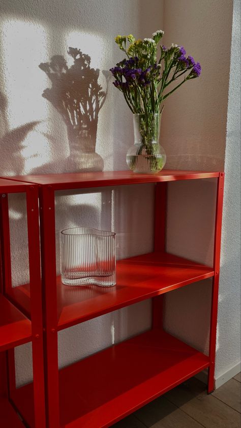 Red Decor Aesthetic, Trending Color Aesthetic, Deco Entree, Red Bookshelf, Red Apartment, Flat Inspiration, Red Shelves, Interior Design Instagram, Spring Palette