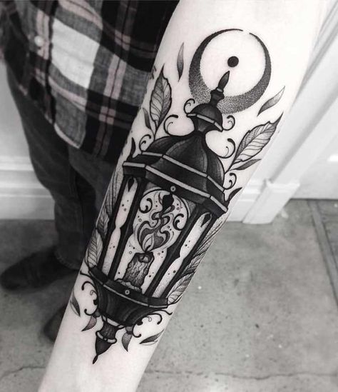 Best Lantern Tattoos - Tattoo Insider Lantern Tattoo Design, Gotik Tattoo, Sky Tattoos, Tato Dengan Makna, Tattoo Black And White, Lantern Tattoo, White Lantern, Neotraditional Tattoo, Candle Tattoo