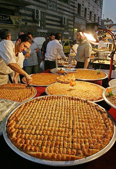 Bon Ramadan, One Thousand And One Nights, Desi Street Food, Syrian Food, Muslim Festivals, حلويات عربية, Thousand And One Nights, Damascus Syria, Arabic Sweets