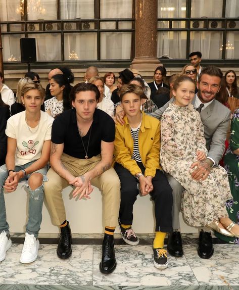 The Beckham Kids Were the Guests of Honor at Victoria Beckham’s Fashion Week Show Brooklyn Beckham Style, Victoria Beckham Young, David Beckham Kids, Victoria Beckham Wedding, Victoria Beckham Makeup, Victoria Beckham Short Hair, Beckham Wedding, David Beckham Family, Beckham Haircut