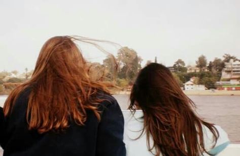 Red Hair And Brunette Friends, Brunette And Red Hair Friends, Ginger Friends Aesthetic, Brunette And Redhead Best Friends, Redhead And Brunette Friends Aesthetic, Elmax Aesthetic, Ginger And Brunette Friends Aesthetic, Redhead Sisters, Keri Lake