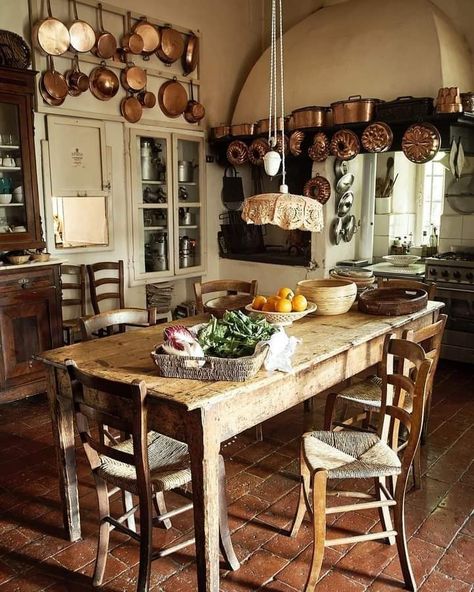 Italian Cottage, Italian Country House, English Country Cottage, French Country Living Room, Casa Country, Tuscan Villa, Cottage Interior, Cottage Kitchens, Budget Friendly Decor