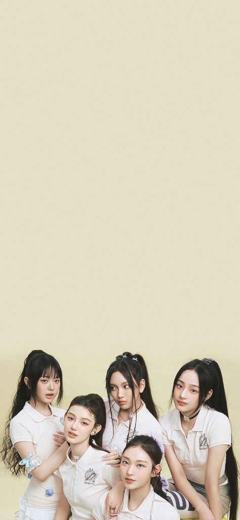 New Jeans Wallpaper, Newjeans Aesthetic, Jeans Wallpaper, Kpop Iphone Wallpaper, Wallpaper Themes, New Jeans Style, Homescreen Wallpaper, Kpop Wallpaper, Otaku Anime