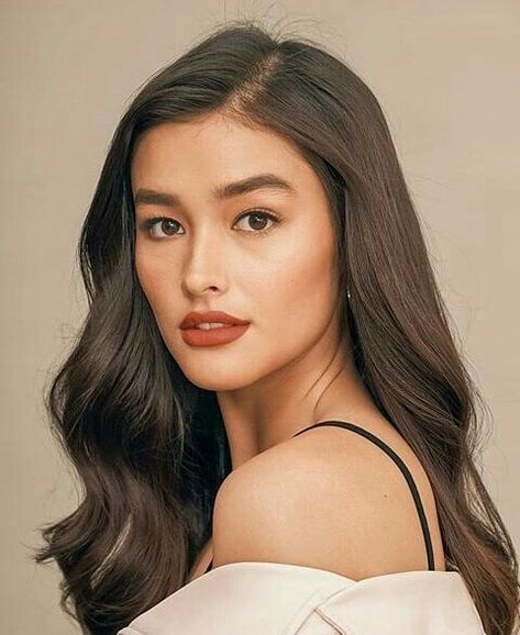 The Gorgeous Maybelline Girl❤💓💖 @lizasoberano  #lizasoberano #enriquegil #LizQuen ( cto. @lizqueneditz_ ) Fresh Makeup Look Asian Morena, Lisa Soberano Natural, Liza Soberano Makeup, Liza Soberano Gown, Filipino Makeup, Liza Soberano With Bangs, Liza Soberano, Day Makeup Looks, Hair Color Underneath