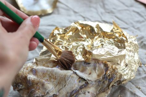 Easy gold leaf DIY Oyster Diy, Oyster Shells Diy, Oyster Shells Decor, Cottagecore Food, Seashell Art Diy, Oyster Shell Crafts, Seashell Projects, Shells Diy, Coquille Saint Jacques