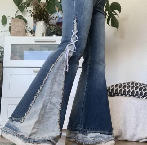 Jeans Holes Repair Ideas, Diy Flared Pants, How To Make Flared Jeans, Earth Inspired Outfits, Revamp Jeans, Upcycle Jeans Refashioning, Make Pants Longer, Diy Flare Jeans, Diy Lace Jeans