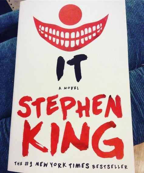 “I love the look of this copy!! Found at Walmart #itstephenking” It By Stephen King, What Alice Forgot, Horror Novels, Spooky Scary Skeletons, Stephen King Books, Horror Novel, Horror Lovers, Horror Books, New Times