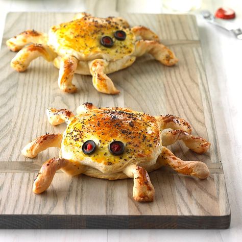 Ham 'n' Cheese Spiders Recipe -These creepy sandwiches are sure to scare up some fun at Halloween time! Kids really enjoy eating the spider-shaped sandwiches. —Kendra Barclay, De Kalb, Illinois Halloween Sandwiches For Kids, Spider Sandwiches, Halloween Potluck Recipes, Dough Shapes, Shaped Sandwiches, Spider Food, Halloween Eats, Easy Potluck Recipes, Halloween Potluck