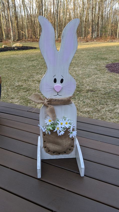 Cute Porch, Easter Wood Projects, Bunny Rabbit Crafts, Easter Decoration Ideas, Easter Porch Decor, Easter Classroom, Easter Wood Crafts, Rabbit Crafts, Easter Garden