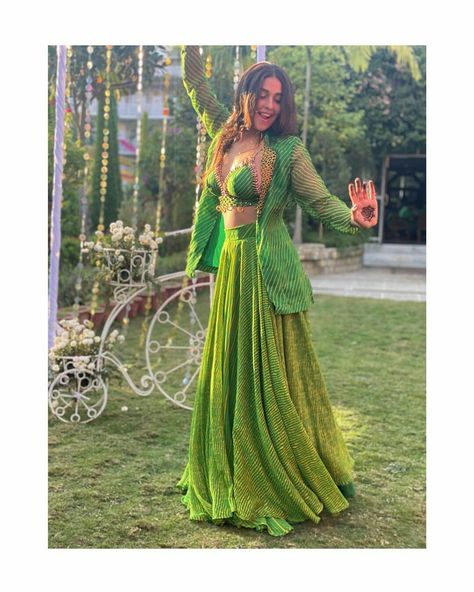 Leheriya Dress, Leheriya Lehenga, Mehndi Outfit, Womens Skirt Outfits, Indian Bridesmaid Dresses, Designer Bridal Lehenga Choli, Lehenga Saree Design, Stylish Kurtis Design, Trendy Outfits Indian