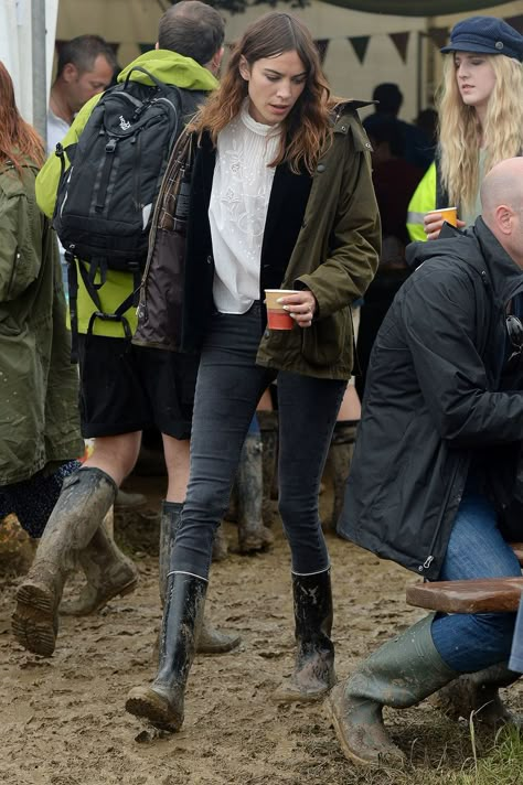 Alexa Chung Festival, Hard Summer Festival Outfit, Hippie Festival Outfit, Winter Festival Outfit, Glastonbury Music Festival, Look Hippie Chic, Boho Festival Outfit, Barbour Style, Rainy Day Outfits