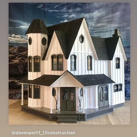 Pierce Dollhouse, White Exterior Houses, Dollhouse Design, Tiny Furniture, Pottery Houses, Doll House Plans, Doll House Crafts, Dollhouse Projects, Victorian Dollhouse