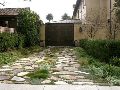 Rustic driveway, large stone slabs, would be nice for a cottage Driveway Stone Ideas, Pave Tile, Rustic Driveway, Ribbon Driveway, Driveway Ideas Cheap, Stone Entrance, Permeable Driveway, Cobblestone Driveway, Driveway Ideas